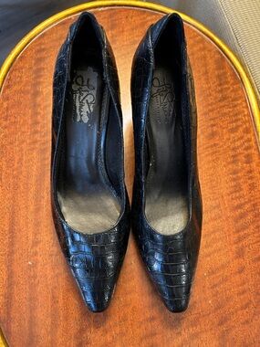 Life Stride Black Croc-Embossed Pointed Pumps